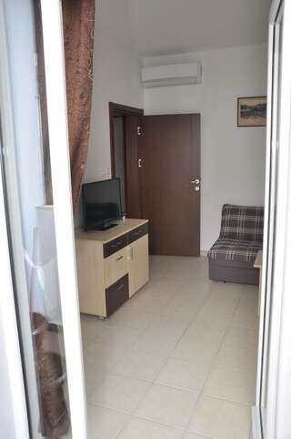 Гостевой дом Guest House Savina Херцег-Нови Люкс, вид на сад-2
