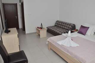Гостевой дом Guest House Savina Херцег-Нови Трехместный номер с балконом и видом на море-3